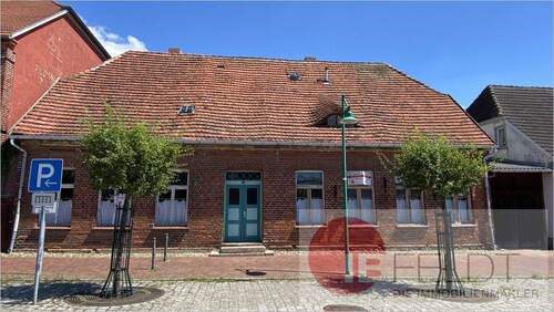 Vorderansicht - Wer küsst dieses Denkmal wach ? Bauernhaus mit großem Naturgarten in Mecklenburg