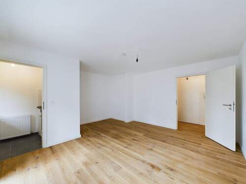 Wohnraum mit Zugang zur Küche - 1 Zimmer Etagenwohnung in München / Moosach