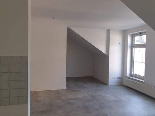 Blick von Küche in das Wohnzimmer mit angrenzenden Schlafraum - 1 Zimmer Etagenwohnung zur Miete in Oelsnitz