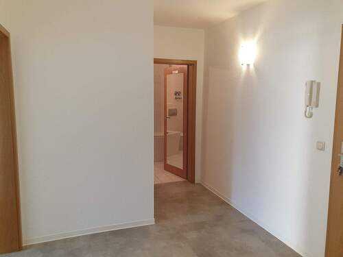 Flur mit Blick ins Bad - 