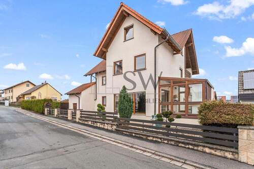 Hausansicht - Großzügiges Einfamilienhaus mit getrenntem Baugrundstück - Wohnen & Investieren in Burgebrach