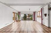Wohnzimmer EG - 9 Zimmer Einfamilienhaus zum Kaufen in Burgebrach