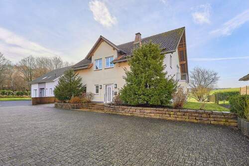 Hausansicht - Modernes Einfamilienhaus in ruhiger Feldrandlage!