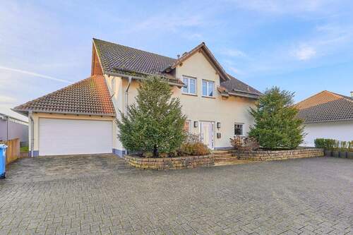 Hausansicht - 5 Zimmer Einfamilienhaus zum Kaufen in Steinwenden