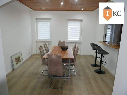 Esszimmer mit Durchreiche zur Küche - 