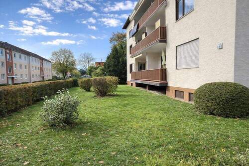 Gepflegte Grünfläche vor dem Haus - 