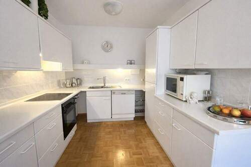 Küche mit großem Fenster - 