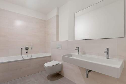 Badezimmer en Suite - 4 Zimmer Etagenwohnung zum Kaufen in Berlin