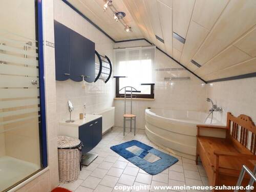 Bild 18 Wohnung 2 Dachgeschoss Bad - 