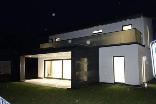 Außenansicht bei Dunkelheit - 