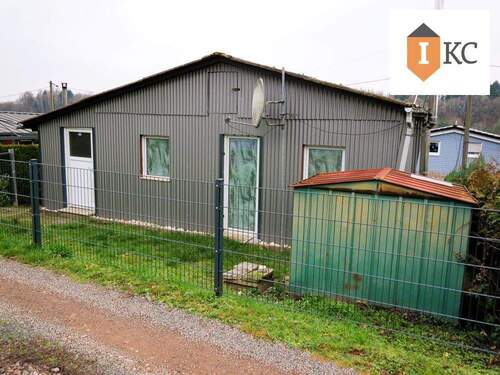 Vorderansicht mit Gerätehaus - 2 Zimmer Mehrfamilienhaus, Wohnhaus zum Kaufen in Weiskirchen