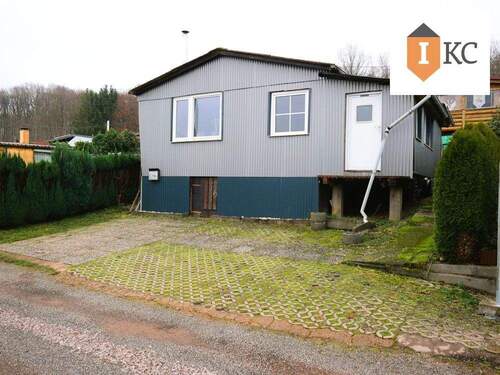 Außenansicht mit Parkflächen - 2 Zimmer Mehrfamilienhaus, Wohnhaus in Weiskirchen