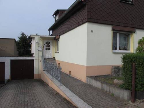 Eingang und Garage - 4 Zimmer Mehrfamilienhaus, Wohnhaus zum Kaufen in Hettstedt
