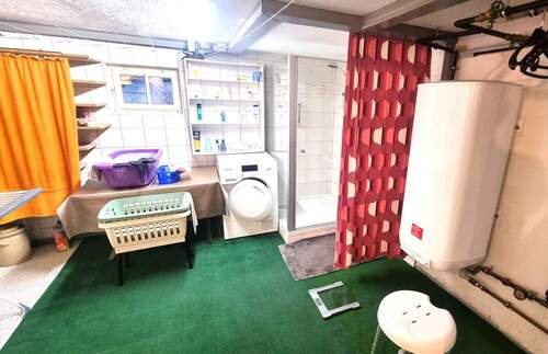 Hauswirtschaftraum mit Dusche im Kellergeschoss - 
