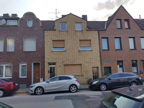 Fassade - Für Macher: Reihenmittelhaus in urbaner Lage - Sanierungsobjekt mit Potenzial