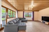 Wohnzimmer (EG) - Mehrfamilienhaus, Wohnhaus mit 276,90 m² in Chamerau / Lederdorn zum Kaufen