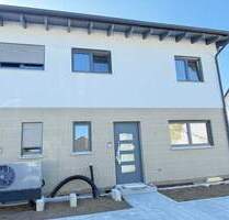 Provisionsfrei ! DHH mit PVSpeicher und Keller - Straubing Ittling