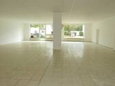 P1300193a - An Hauptstraße: Ca. 192 m² in stattlichem Gebäude, gut sichtbar, mit großen Schaufenstern+Parkplatz!