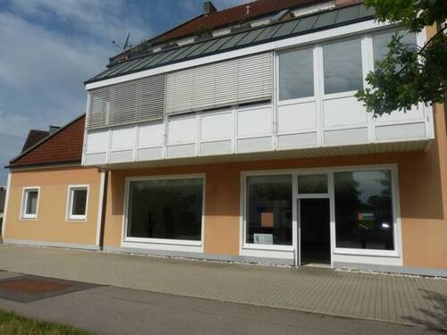 von außen, mit Parkbucht davor - Büro in Schwandorf