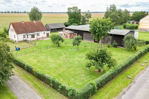 Luftaufnahme vorn - Zusammen anpacken: Gestaltbares Landhaus inkl. Scheune und Nebengebäude in Feldrandlage