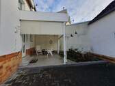 Eingang mit überdachter Terrasse - 