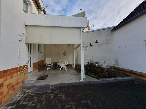 Eingang mit überdachter Terrasse - 