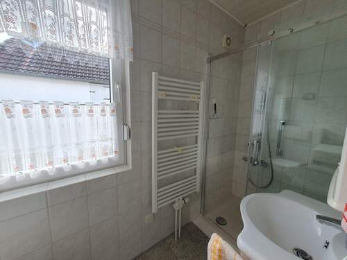 Bad mit Dusche - 