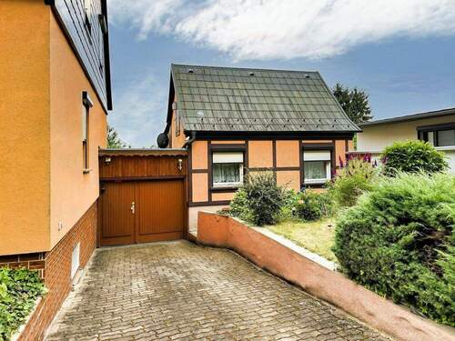 Ansicht Straßenseite, Tor und FeWo rechts - 6 Zimmer Mehrfamilienhaus, Wohnhaus zum Kaufen in Nordhausen