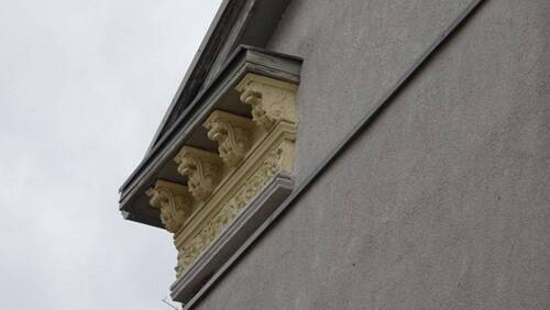 Giebelverzierungen Mehrfamilienhaus - 