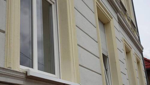 Fassade Mehrfamilienhaus straßenseitig - 