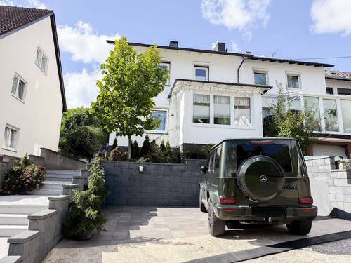 Impression Außenansicht - Von der Weitsicht ins Blütenmeer zur Geborgenheit vorm Kaminfeuer! Einfamilienhaus in Top-Lage!