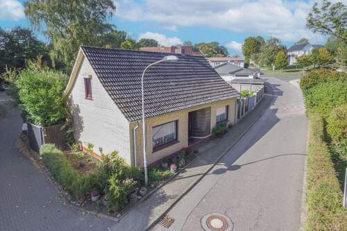 Luftbild - 6 Zimmer Einfamilienhaus zum Kaufen in Kellinghusen