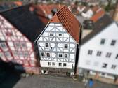 DrohneVorderansichtZensiert.JPG - Treysa! Fachwerkliebhaber und Handwerker gesucht! Wohn- und Geschäftshaus direkt am Marktplatz!
