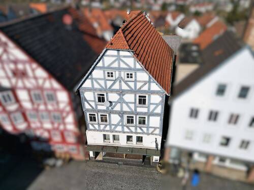 DrohneVorderansichtZensiert.JPG - Treysa! Fachwerkliebhaber und Handwerker gesucht! Wohn- und Geschäftshaus direkt am Marktplatz!