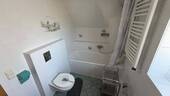 WHG 1 - Gäste-WC mit Wanne im OG - 