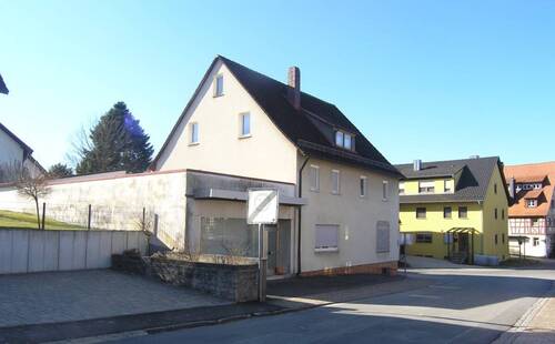 Ansicht Nord-West - 9 Zimmer Mehrfamilienhaus, Wohnhaus zum Kaufen in Schnaittach