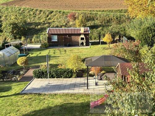 Gartenbereich mit Gartenhaus - 