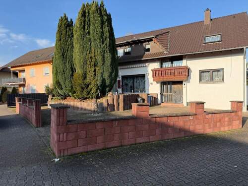 Straßenansicht - Bruchmühlbach-Miesau: Großzügiges Zweifamilienhaus mit Einzimmerapartment