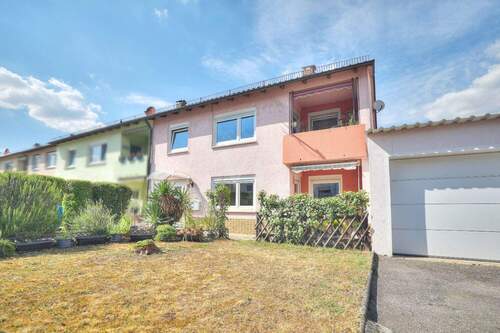 Hausansicht - 8 Zimmer Mehrfamilienhaus, Wohnhaus zum Kaufen in Schwaigern