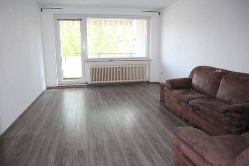 Großzügiges Wohnzimmer mit ... - 