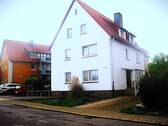 Straßenansicht.jpg - Neu renovierte 5-Zi.- Erdgesch.-Whg. m. Einbauk. u. Süd-Terrasse im Unteren Wieterviertel von Northeim