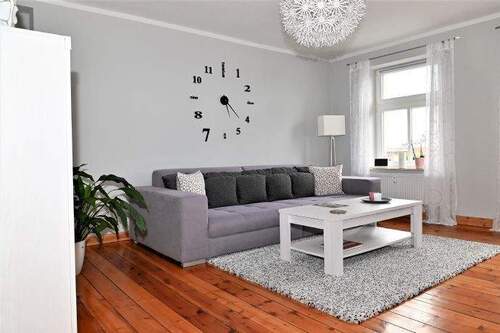 Wohnzimmer - Großzügige 2-Raumwohnung mit Balkon und Vollbad