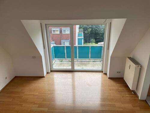 Wohnen/Essen - 2,5-Zimmer-Galeriewohnung mit Balkon, Einbauküche und Tiefgaragenstellplatz.