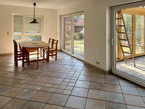 Wohn- Essbereich mit Zugang zum Wintergarten - 