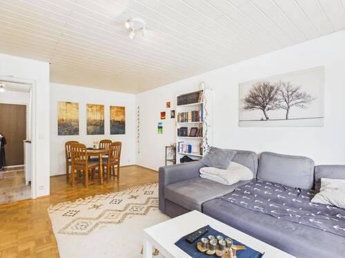 Wohnzimmer - Gepflegte 3 Zimmer Wohnung mit Balkon in begehrter Lage von München Bogenhausen