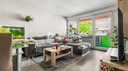 Wohnzimmer 1 - Charmante 3-Zimmer-Wohnung mit Loggia in ruhiger Lage
