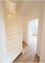 Flur mit Treppenaufgang - 