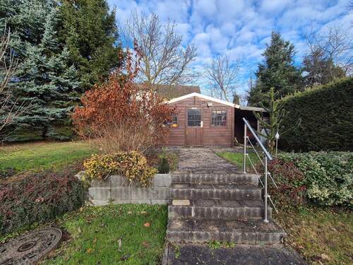 Grundstück mit Gartenhaus - 