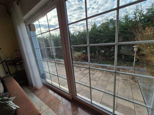 EG: Wohnzimmer Blick auf die Terrasse - 