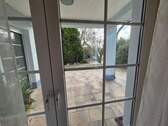 EG: Wohnzimmer Blick auf die Terrasse - 